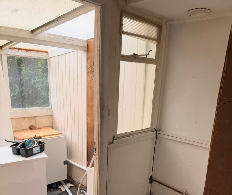 Hidden asbestos wall removed during kitchen renovation in Oxford