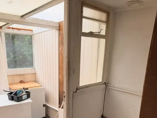 Asbestos wall uncovered during a kitchen renovation in Oxford